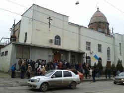 У Харкові провокатори штурмували храм УАПЦ (о)